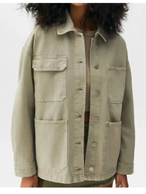 Intressekoll på denna hacka - Jättefin jacka från Pull & Bear, perfekt till sommaren. Skriv för frågor.