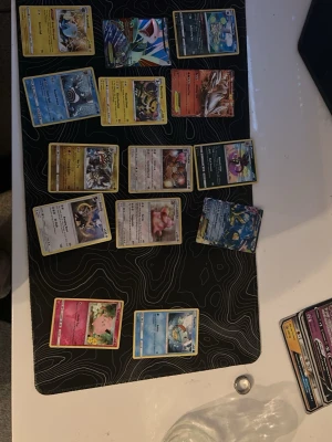 Samling Pokémonkort med GX och V-kort - Stor samling Pokémonkort med flera GX- och V-kort, bland annat Eevee GX och Pikachu GX i extra stort format. Flera olika färger och motiv, både vanliga och holografiska kort. Perfekt för dig som vill utöka din samling eller börja spela Pokémon TCG.