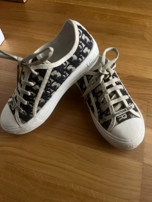 Christian Dior sneakers - Säljer mina Dior sneakers som är köpta på Vestiaire collective, därav har jag inget kvitto, men dem har alla utmärkande detaljer❣️Skriv vid fler frågor❤️❤️