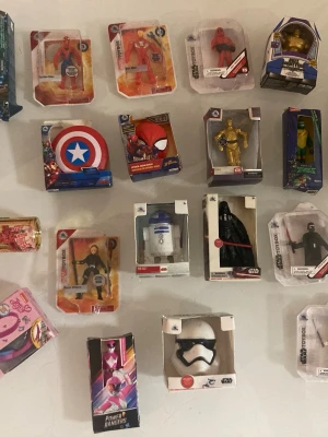 Actionfigurer Star Wars Marvel Power Rangers samling - Stor samling actionfigurer från Star Wars, Marvel och Power Rangers. Inkluderar bl.a. Darth Vader, R2-D2, Stormtrooper, Spiderman m.fl.  • Flera i originalförpackning • Fint skick • Säljs som paket  Perfekt för samlare eller present.  Populärt – går snabbt