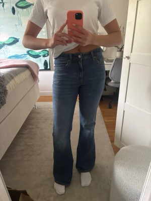 Utsvängda jeans - Midrise bootcut jeans från H&M