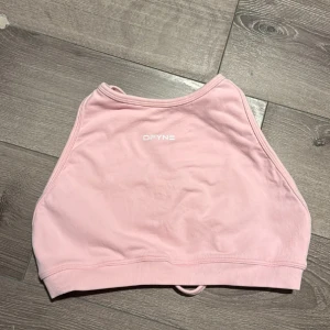 Dfyne high neck backless sport bra i färgen light rosé pink - Stl M , ny utan prislapp 
