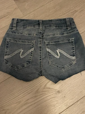 Nelly stitch shorts - Snygga blå shorts från Nelly som tyvärr inte har kommit till användning. Skriv om frågor💗(storlek 32)