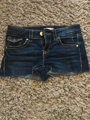 Mörkblå jeansshorts - Mörkblå shorts som är omgjorda från jeans, storlek 152/xxs. 
