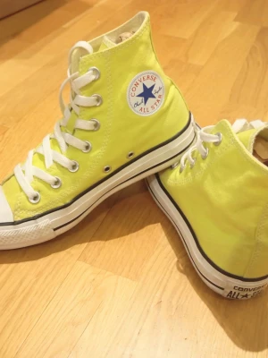 Converse All Star Chuck Taylor 36,5 - Converse All Star Chuck Taylor 36,5 i supersnygg Neongul nyans säljes, skorna är i mycket bra skick som synes på bilderna! Skickas eller möta upp i Stockholm City. 