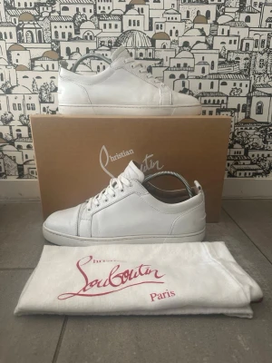Vita Louboutin skor - Stilrena vita sneakers från Christian Louboutin. Målade men inget som syns svin snygga. Bara skorna ingår kan skicka med en burberry box om de skulle behövas✅