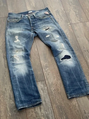 Replay jeans - Säljer ett par riktigt snygga replay jeans. Skicket är 10/10. Storleken är 30/32. Priset kommer ligga på 799kr men kan sänkas vid snabb affär. Kolla profilen för liknande kläder.