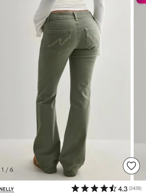 Olivgröna bootcut jeans från Nelly - Snygga olivgröna bootcut jeans från Nelly. Använda 1 gång. De har dock en liten ljus fläck-kolla bild nmr3. I perfekt skick 