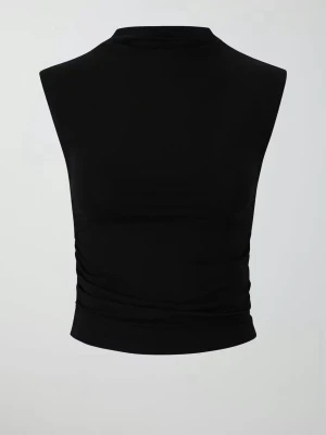 Svart ärmlös polotopp - Svart, tight och ärmlös polotopp med hög hals. Toppen har en stilren och minimalistisk design som sitter figurnära och är något croppad. Perfekt att styla med både kjol och byxor för en trendig look.