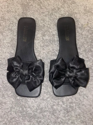 Svarta sandaler  - Svarta sandaler med rosetter 
