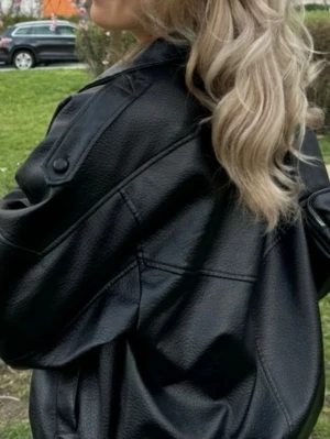 Zara liknande skinnjacka - Skinnjacka i PU-läder, tog en för stor storlek, jackan är en S men är oversized - alltså mer som en M.
