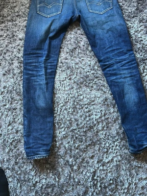 Replay Jeans - Säljer nu mina replayjeans för jag har vuxit ur de! Modellen heter willbi och är storleken 29/32 slim jeans🔥Priset är ej hugget i sten