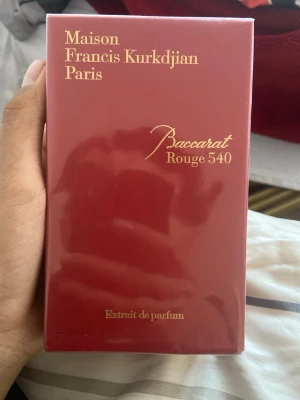 Maison Francis Kurkdjian Baccarat Rouge 540 - Säljer Baccarat Rouge 540 Extrait de Parfum 70ml.  Helt ny och oöppnad, fortfarande inplastad. Aldrig använd.  Råkade köpa två stycken så säljer den ena.  Väldigt populär och exklusiv parfym med lång hållbarhet.  Nypris runt 2000–4000 kr.  Säljer för 1500 kr, kan ta rimliga bud. 