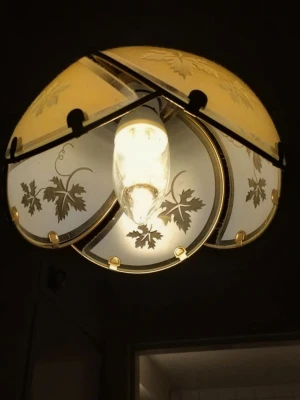 Vintage Taklampa I Glas Och Metall - Mått H: 15 cm D: 17 cm En fin vintage taklampa med stomme i metall och kupor i glas. Lampan har ett mönster av vinrankor på glaset. inga skador i glas.