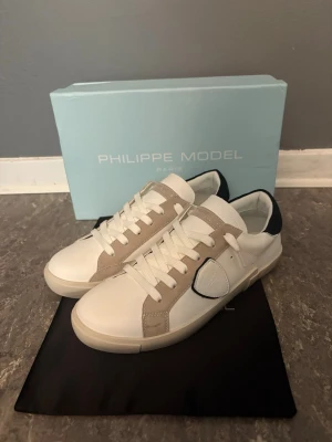 Philippe Model skor - Helt ny och oanvänd. Allt på bild medföljer. Fraktar inom 24h
