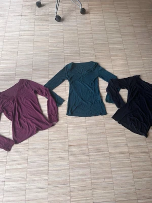 Intimissimi spets - Trendig Intimissimi spetströja i svart, röd och grön. De är alla i bra men använt skick. Priset är 250kr styck! Storlekslappen är borta, men antar xs/s. 