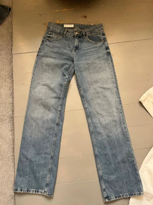 Blå raka jeans bagie från Zara  - Säljer ett par blå jeans från Zara. Gylfen gick sönder men lämnade in dom på lagning så det ända är bara att dom har än ny gylf. 