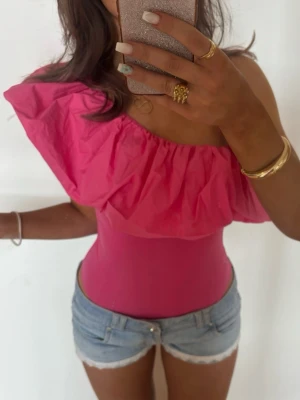 One shoulder Rosa volangbody  - Så fin one shoulder rosa volangbody. Jag är 168 och det är mina bilder, köp via köp nu direkt eller Swish, kvar tills markerad som såld 💖 