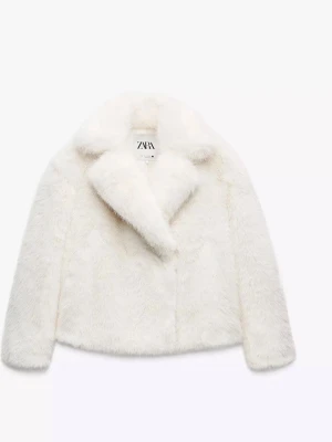 Vit fuskpälsjacka från ZARA - Supermjuk och fluffig vit fuskpälsjacka från ZARA med bred krage och rak passform. Jackan har en stilren look och är perfekt för att hålla värmen under kalla dagar. Enkel att matcha med olika outfits och ger en lyxig känsla.