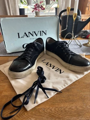 Mörkblåa lanvin captoe  - Säljer nu dessa snygga marinblåa lanvin captoe. Med skorna får man med originallåda och två dustbags. Skorna är i ganska bra skick men har några slitningar på tån i sula.