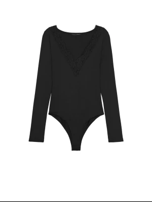 Svart långärmad spetsbody - Snygg svart body från Zara med långa ärmar och djup V-ringning dekorerad med spets. Perfekt att styla till jeans eller kjol. Mjukt och stretchigt material som sitter bekvämt mot kroppen.