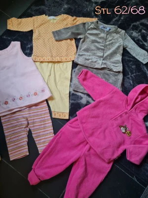 Sött babyklädpaket stl 62/68 - Flera gulliga babykläder i storlek 62/68: rosa fleece-set med huva och broderad räv, randiga leggings, ljusrosa klänning med blommor, gult set med mönster och gråmelerad kofta med matchande byxa. Perfekt för små barn som vill vara både bekväma och stiliga.