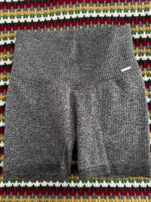 Grå Träningsshorts från Aimn - Säljer ett par gråa träningsshorts från Aimn i storlek XS🙌 Köpta för länge sedan och använda en del, men i superbra skick.  Svarar gärna på frågor!💗