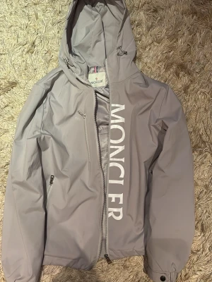 Ljusgrå vindjacka från Moncler - Blev för liten för mig. Har inte använt den så mycket. Varan är i jättegott skick. 