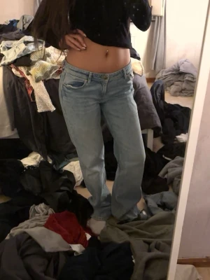 Ljusblå raka jeans - Säljer ett par ljusblå jeans med rak passform och klassisk femficksdesign. Jeansen har normal midja och är tillverkade i ett mjukt denimtyg. Perfekta för en avslappnad och trendig look.