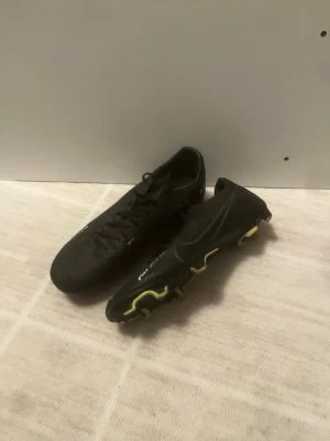 Nike Air Zoom fotbollskor - Säljer nu mina fotbollskor då dom inte kommer till användning, de är ett par riktigt schyssta Nike air zoom fotbollskor, dom har en mindre defekt därav det grymma priset! 