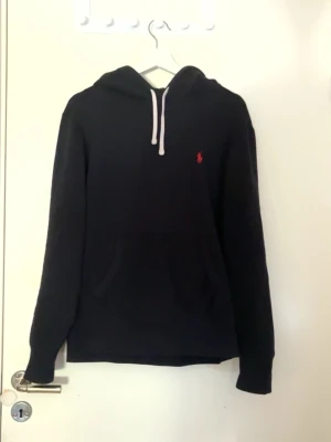Polo Ralph Lauren hoodie - Säljer en snygg polo Ralph Lauren hoodie i storleken S. Väldigt bra skick inga defekter. Pris går att diskutera vid snabb affär