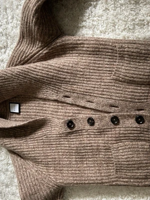 Cardigan  - Tjena säljer nu min stickade cardigan som är jätte bekväm typ aldrig använd men riktigt värt pengarna bara höra av er😊