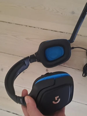 G432 gaming hörlurar - Trådburet gaming headset från logitech. Model G432. Aningen slitet i ena örmuffen, annars utmärkt skick.