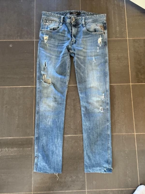 Replay anbass - Hej, säljer dessa Replay anbass - size 32W, 34L. Dem har feta slitningar och några hål, som kan syns igen om man önskas. Nypris 1499kr på NK - mitt pris 350kr
