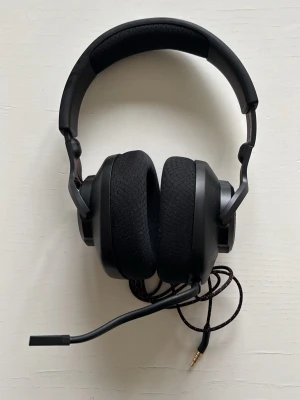 JBL svarta gaminghörlurar med mic - Säljer ett par svarta over-ear gaminghörlurar från JBL med inbyggd mikrofon och justerbar bygel. Hörlurarna är använda ett fåtal gånger
