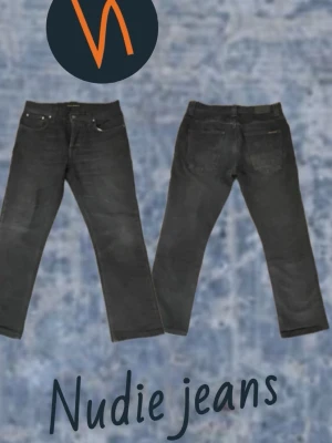 Mörkblåa jeans från Nudie Jeans - Säljer ett par mörkblåa jeans från Nudie Jeans. Jeansen har ett slitstarkt denim. Dem är i storlek W34 L34 och i väldigt bra skick. Dem ser nästan helt nya ut. Priset är diskuterbart och tveka inte på att ställa frågor 