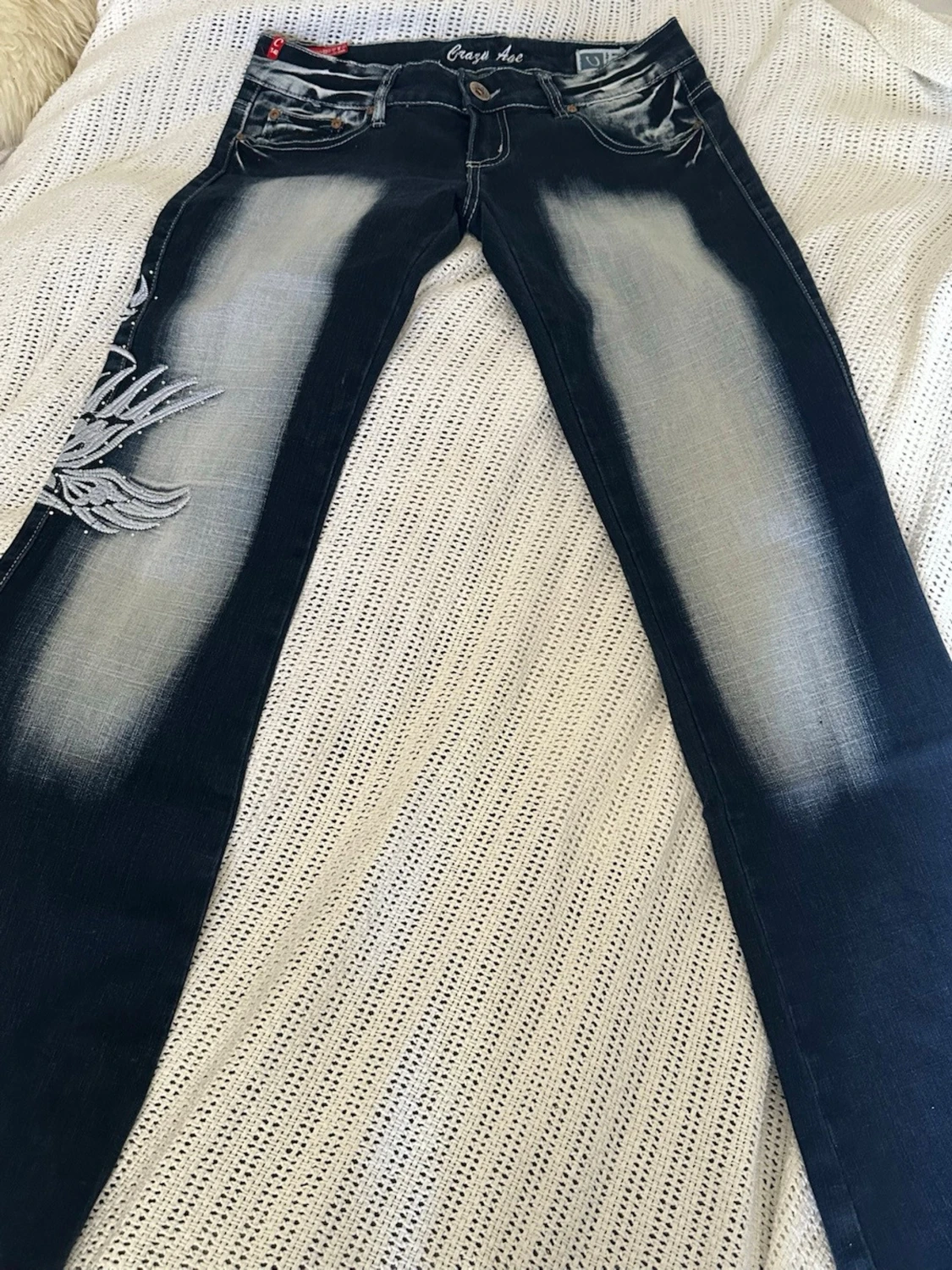 Mörkblå jeans med brodyr Crazy Age