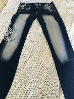 Mörkblå jeans med brodyr Crazy Age - Storlek M passar mig som även bär S kan skicka bild med dem på vid intresse!! Har du flera frågor hör av dig!! Innerbenslängd 86-87.        Midja mättplatt-39-40  