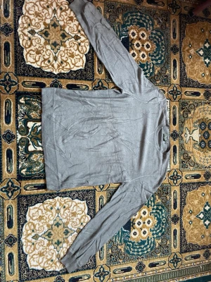 Olivgrön tröja från Eddie Bauer - Säljer en stilren olivgrön tröja från Eddie Bauer i 100% bomull. Tröjan har rund halsringning, långa ärmar och ribbade muddar vid ärmslut och nederkant. Perfekt för dig som gillar enkel och klassisk stil.