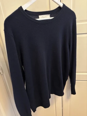 Cashmere tröja - En schysst mörkblå crewneck i cashmere ifrån märket sayless i storlek M. Priset kommer vara förhandlingsbart så de är bara att buda på!