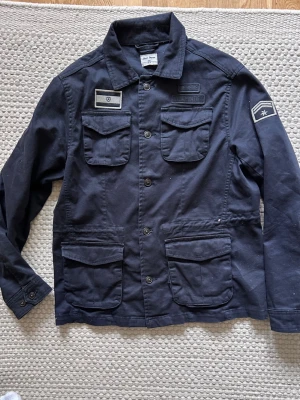 Overshirt  - Hej och välkommen till liljestrands nu säljer vi en overshirt från märket  alvaro Moreno den är i storlek 14-16 år passar XS billigt pris nu så passa på inga defekter osv mvh liljestrand