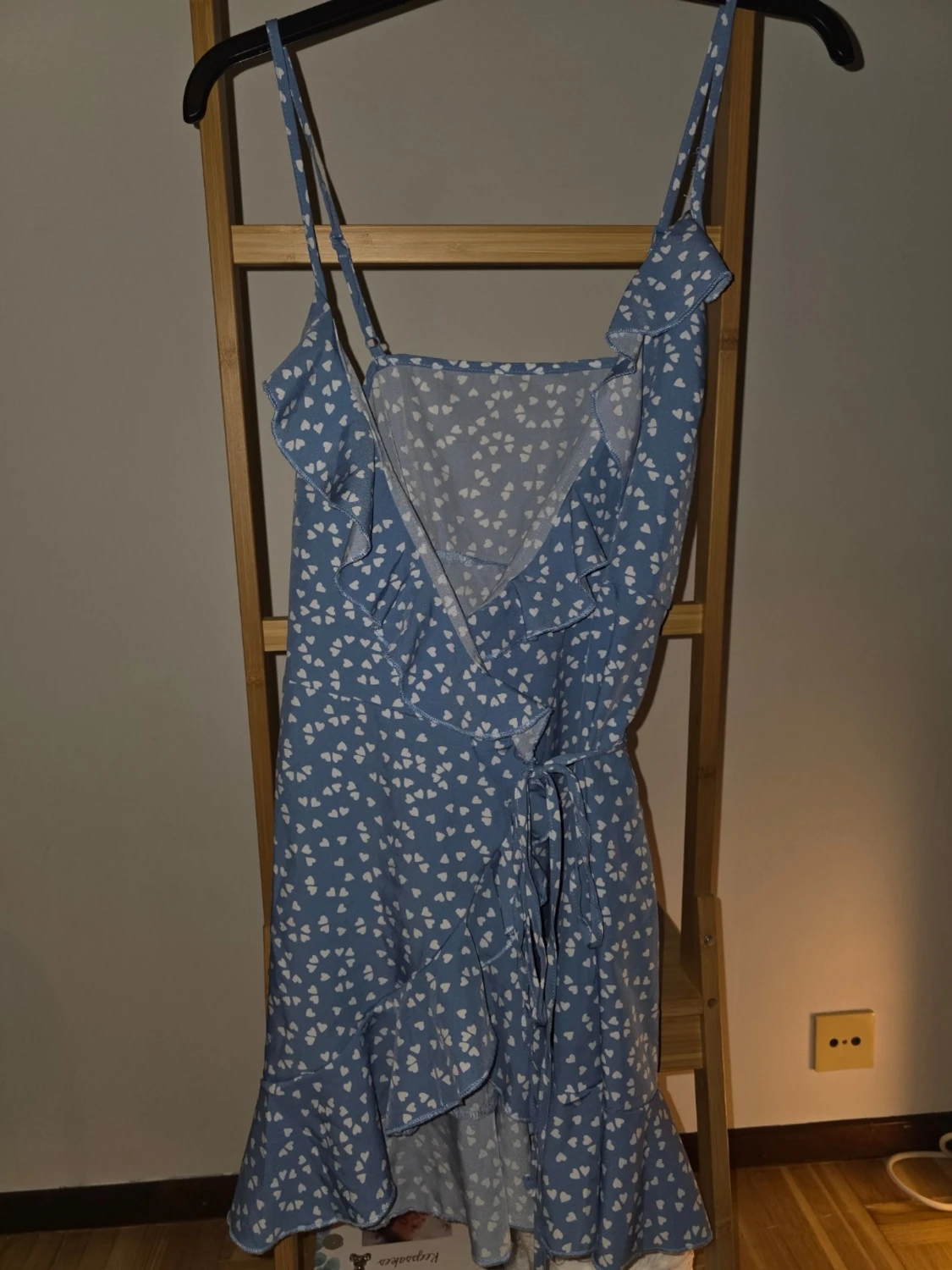 Blå omlottklänning med volanger - 1