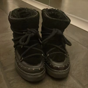 Inuikii strl 37 - Säljer ett par inuikii vinterskor modellen Curly Rock Sneaker Black i strl 37 men skulle säga passar 38. Väldigt sparsamt använda i min ägo  och i fint skicka. Originalpris är 3300. ❣️