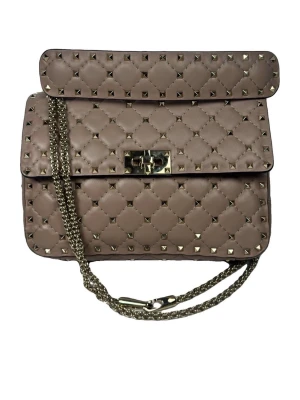 Rosfärgad axelremsväska med nitar Valentino - Snygg beige handväska från Valentino med quiltat mönster och guldfärgade nitar. Väskan har en kedjerem i guld och ett vridlås framtill. Tillverkad i läder och har en boxig form som ger en lyxig vibe. Bra skick, små små defekter på ena kanten. Men annars i topp skick. 