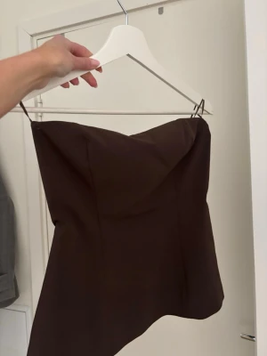 Ny brun Zara topp - Superfin brun Zara topp! Använd en gång, köpt för typ 2 veckor sen, så i princip helt ny! Men tyvvär för stor för mig! Jättefint & kavajaktigt lite tjockare material!