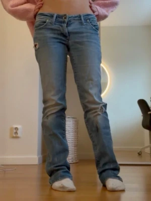 Ljusblå low waist jeans bootcut - Midjemått: 37,5 cm, innerbenslängd: 81 cm 