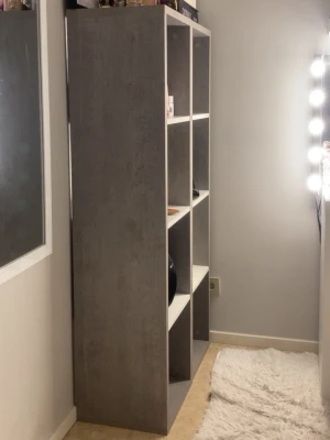 Grå och vit hylla med sex fack - Snygg hylla i grått och vitt med sex öppna fack, perfekt för förvaring av skor, smink eller böcker. Modern design med raka linjer och stilren look som passar i sovrum, hall eller vardagsrum. Tillverkad i trälaminat.