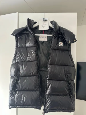 Moncler väst  - Jag fick den i födelsedagspresent men den passar tyvärr inte därmed säljer jag den istället jag har bara testat den en gång så den är helt ny och om ni har några frågor eller nått så skriv gärna 