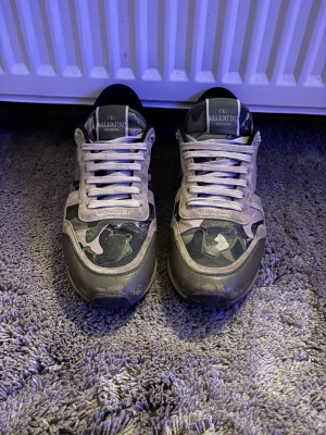 Valentino rockrunner - Säljer ett par snygga Valentino rockrunner i fint skick, lite defekt men allt syns på bilderna, perfekt sko till vinter/höst. Inget og. 