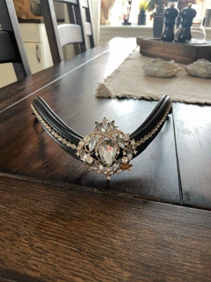 Divoyh pannband - Säljer ett pannband från Divoyh i brunt läder och guld-detaljer. Bra skick men saknar en sten därav priset. Storlek full.